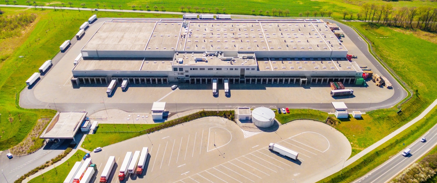 Aerial view of warehouse with trucks. Sondersituationen