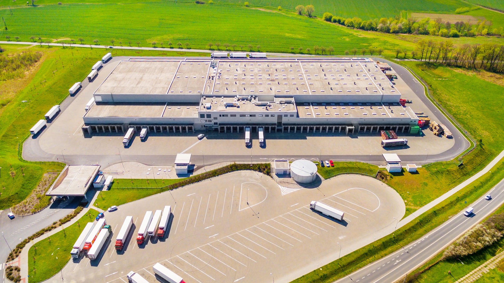 Aerial view of warehouse with trucks. Sondersituationen