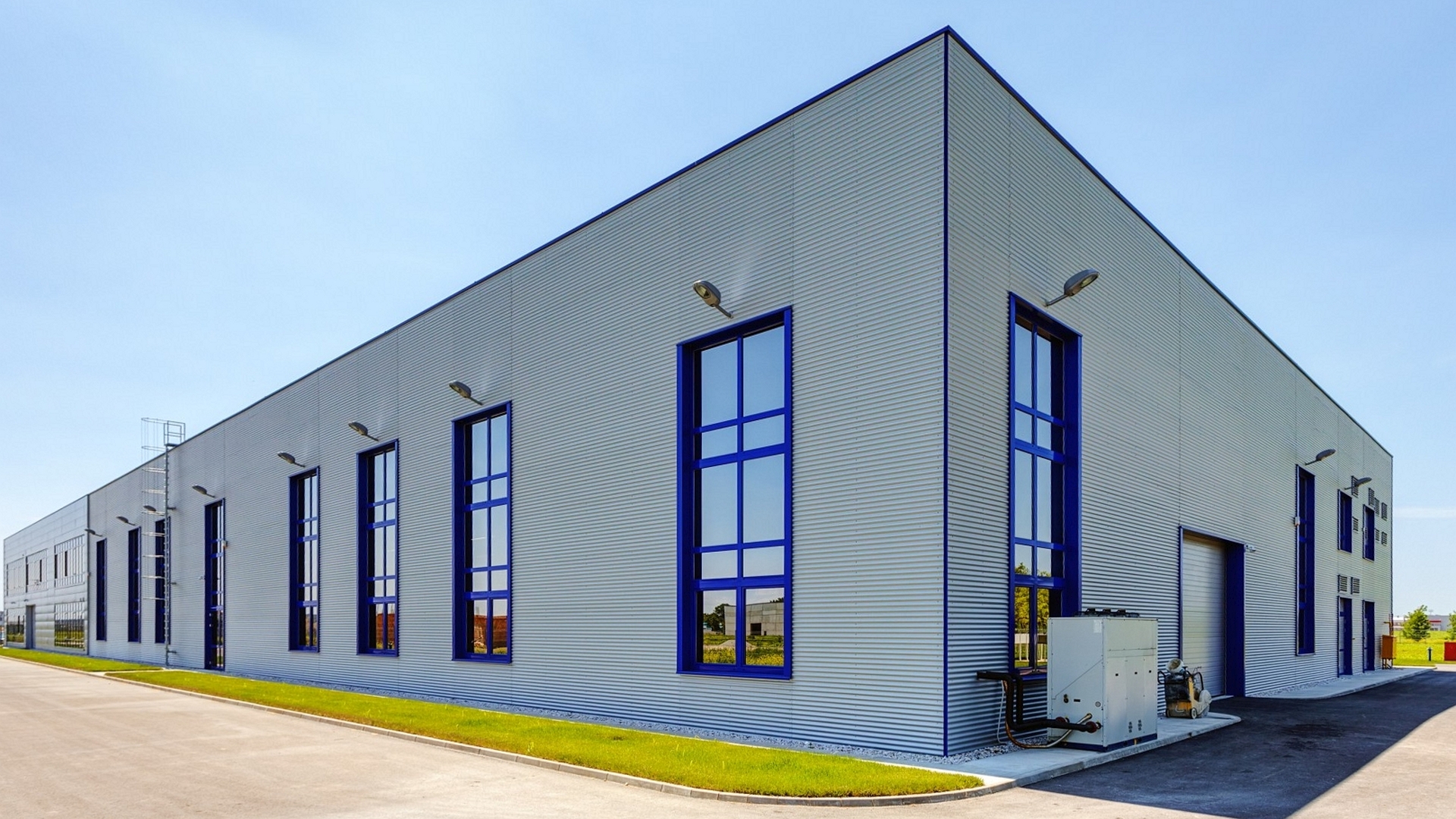 Aluminum facade on industrial building Sondersituationen